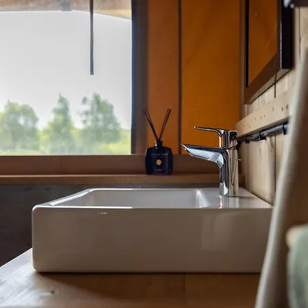 Glamping Tent With Kitchen And Bathroom, On A On The Ijsselmeer Campismo de Luxo
