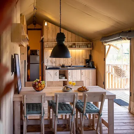 Роскошный шатер Safari For 6 People With Veranda Near The Ijsselmeer